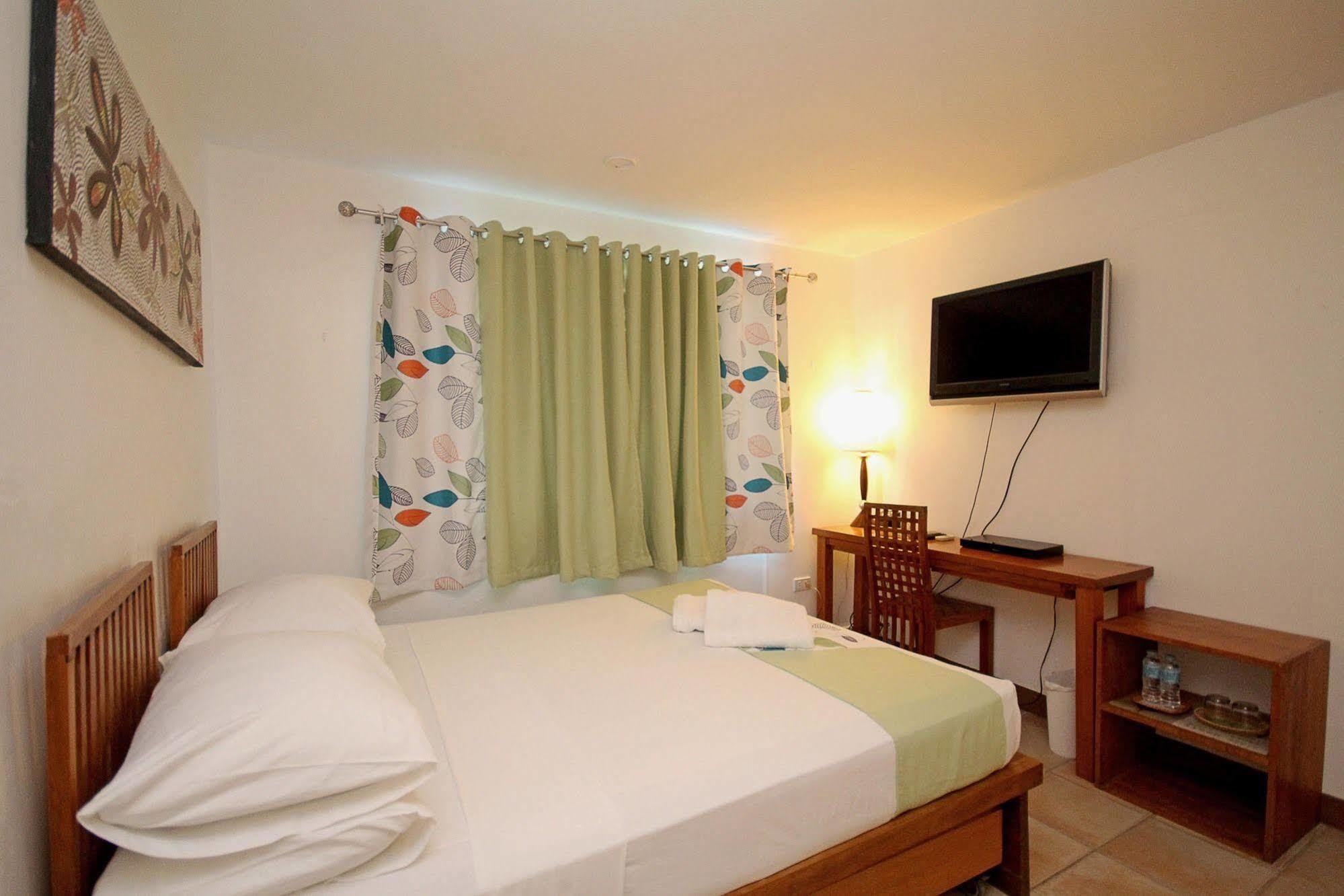 Bluewaves Beach House Balabag  Esterno foto